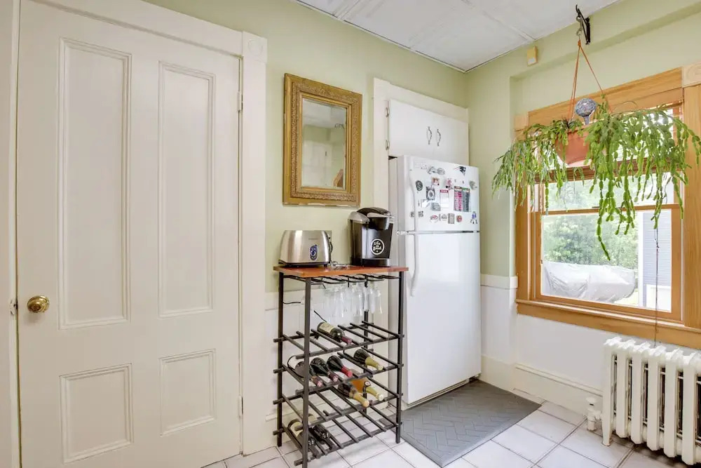 Quaint Beverly Townhome: Walk to Beach & Downtown!