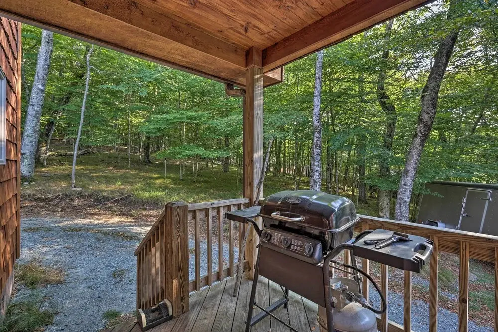 2 Mi to Beech Mtn Resort: Cabin w/ Deck & Grill!