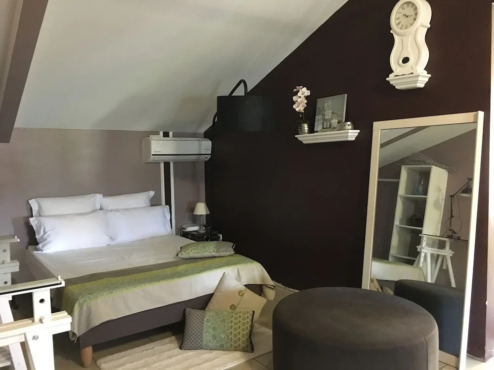 House With 5 Bedrooms in Etang Salé, With Wonderful Mountain View, Enc