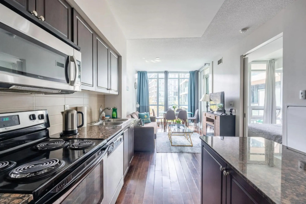 Modern Bright 1Br+Den Unit Downtown