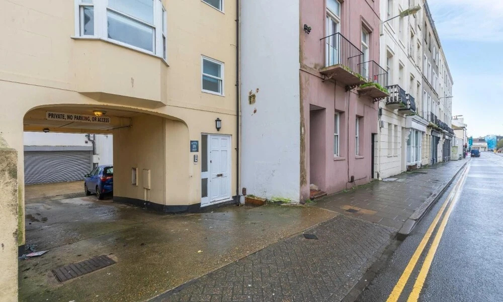 Seabright Townhouse- Super Stylish House- Parking for one Car- Sleeps up to 12