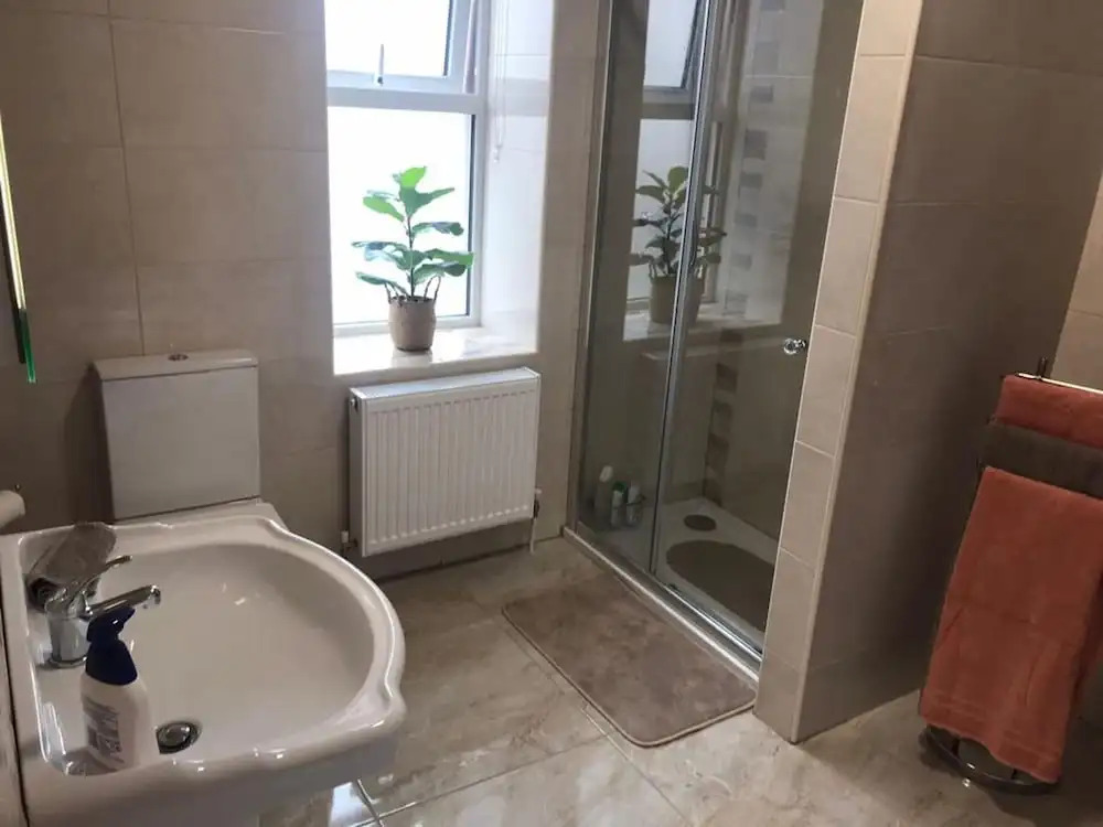 5 Guests - Helens House Derry City Centre - 3 Bed