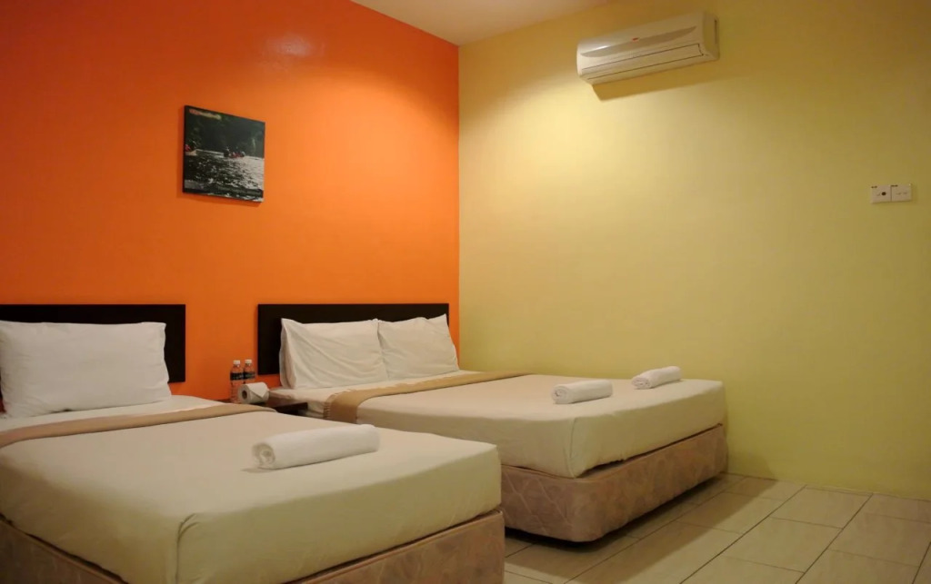 Wau Hotel & Cafe