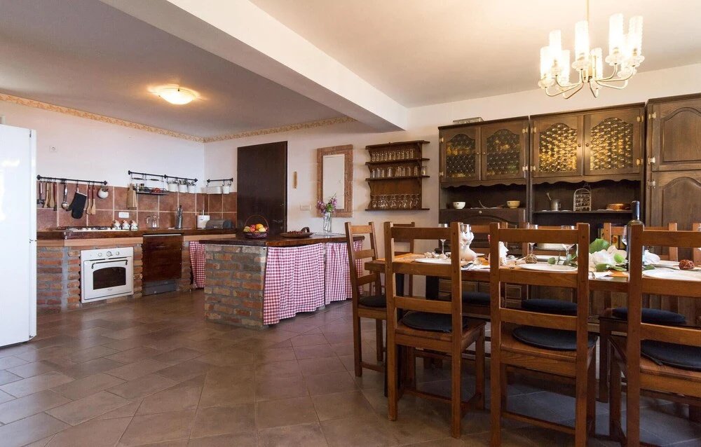 Beautiful Home in Icici With Wifi, 5 Bedrooms and Outdoor Swimming Pool