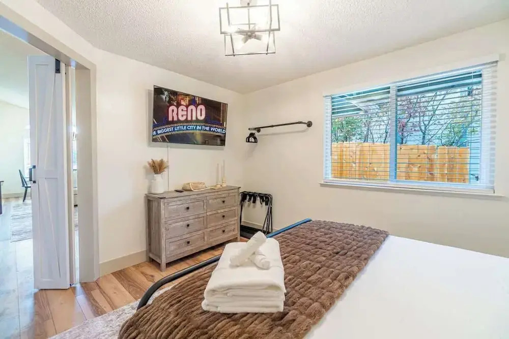 Modern Western Retreat Pet Friendly 4 Bed 2 Bath