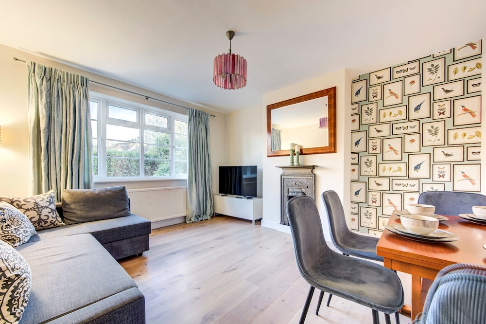 Modern Flat Near Pitshanger Park