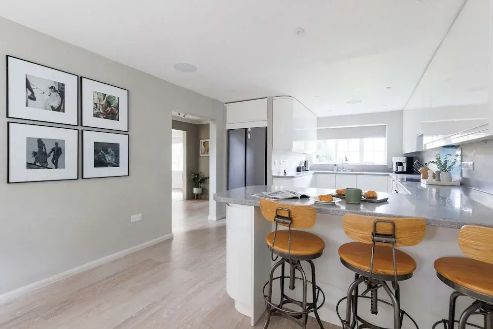 Stylish 4 Bed Home Close to Beach