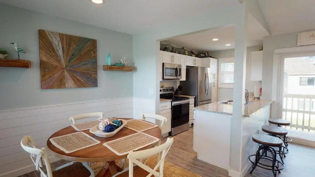 AH-C208 Newly Remodeled, 2nd Floor Condo with Nautical Theme, Great location in town