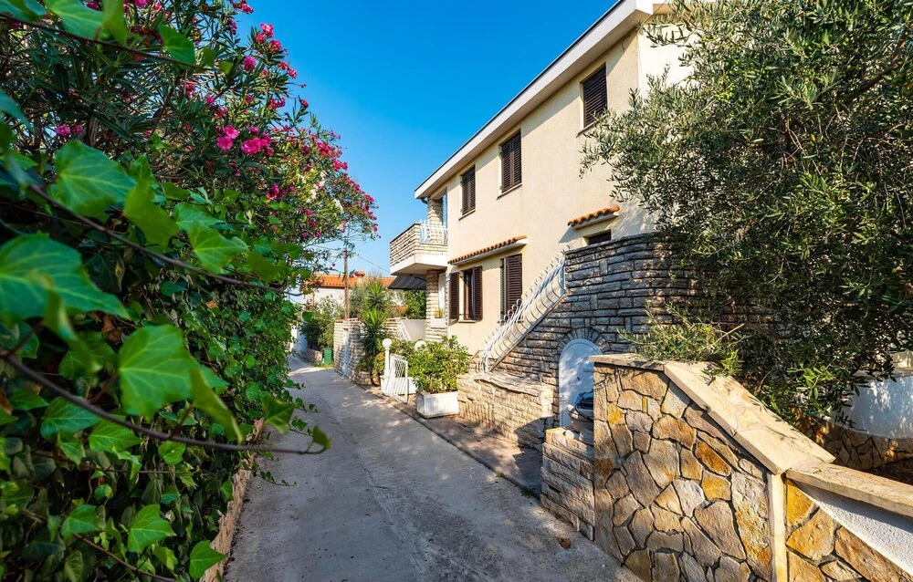 Awesome Apartment in Zdrelac With 3 Bedrooms, Wifi and Outdoor Swimming Pool