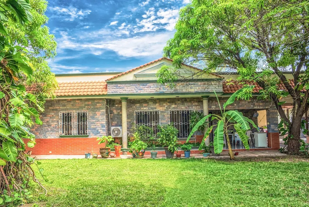 Casa Grande y Privada con Jardín