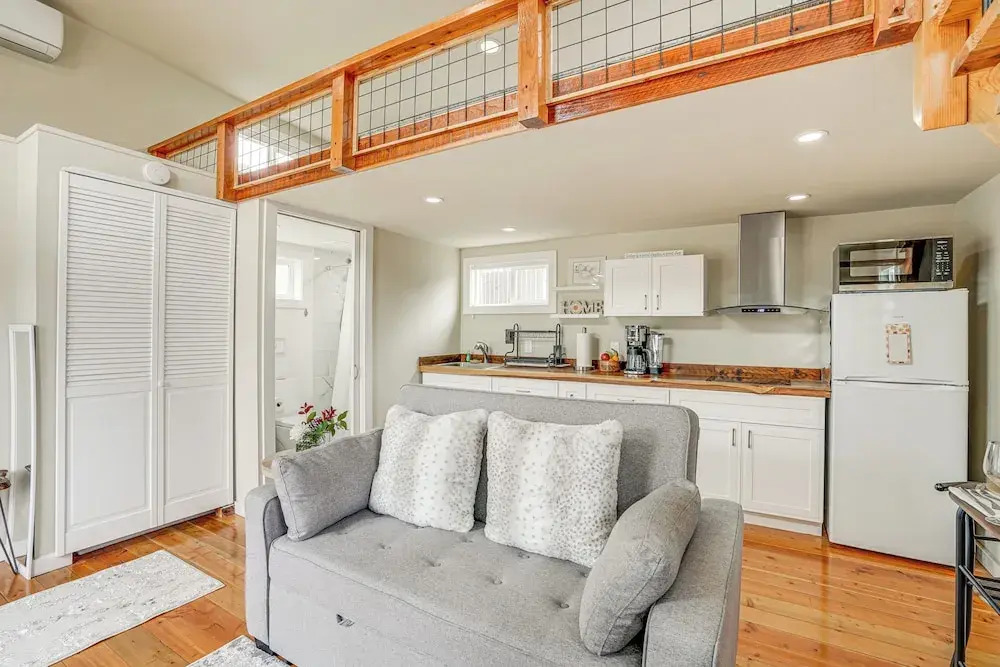 Pacheco/martinez Studio: 22 Mi to Dtwn Oakland!