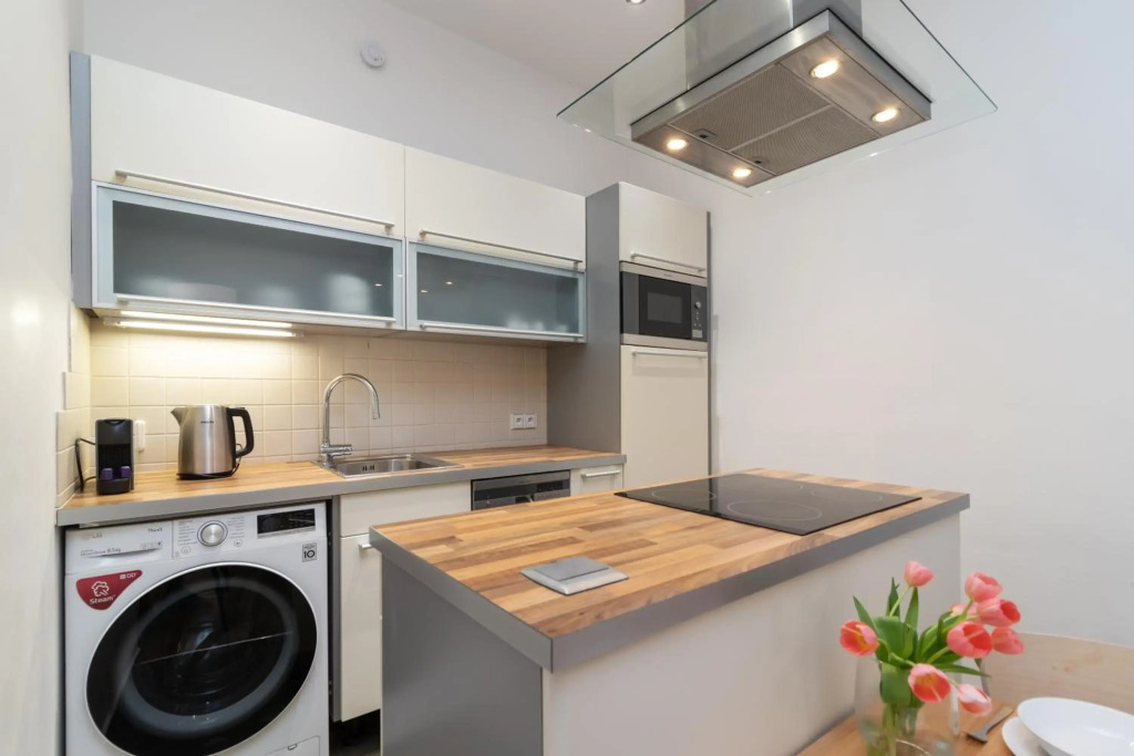 Exclusive Old Town Suites with City Views & AC by EasyBNB Premium