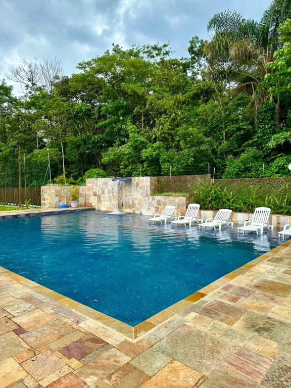 Casa ideal em condomínio fechado a 200m da Praia Maranduba, área de lazer completa