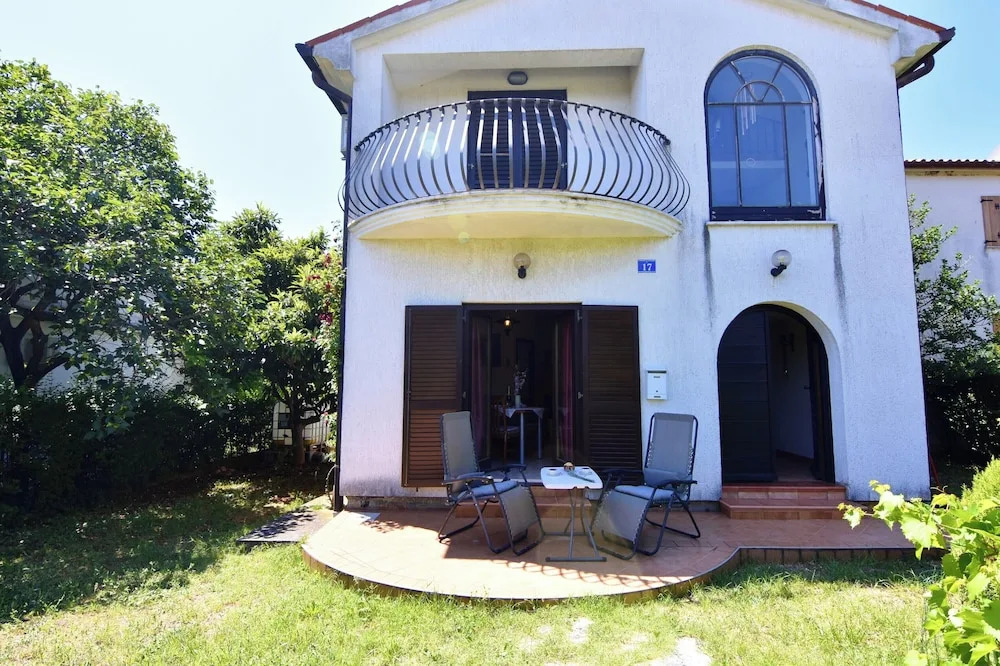 Cozy Studio With Garden Terrace in Zambratija