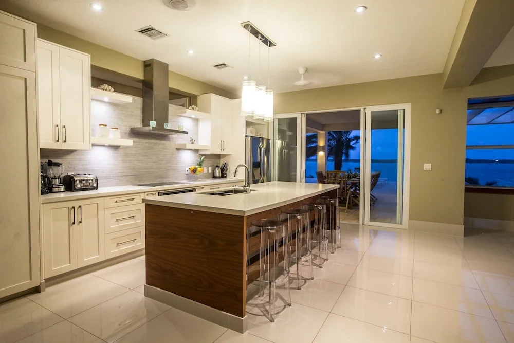 5 BR Waterfront Villa On Chalk Sound Blue Water
