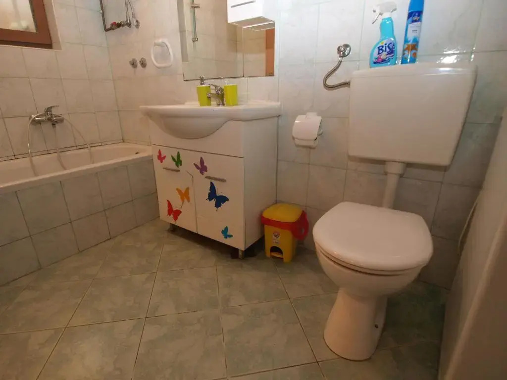 Apartment 958