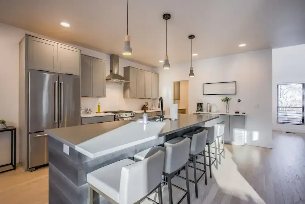 6bd3.5ba?downtown Modern Luxury W/hot Tub?