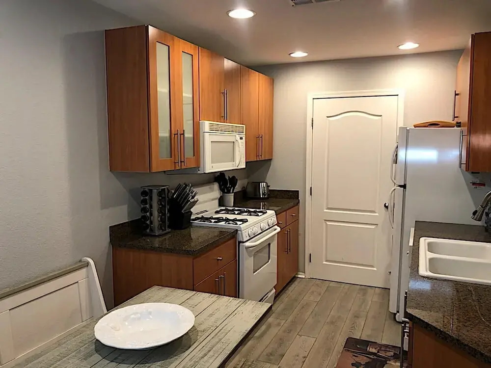 Uptown Simplicity - 3 Bedroom by Casago
