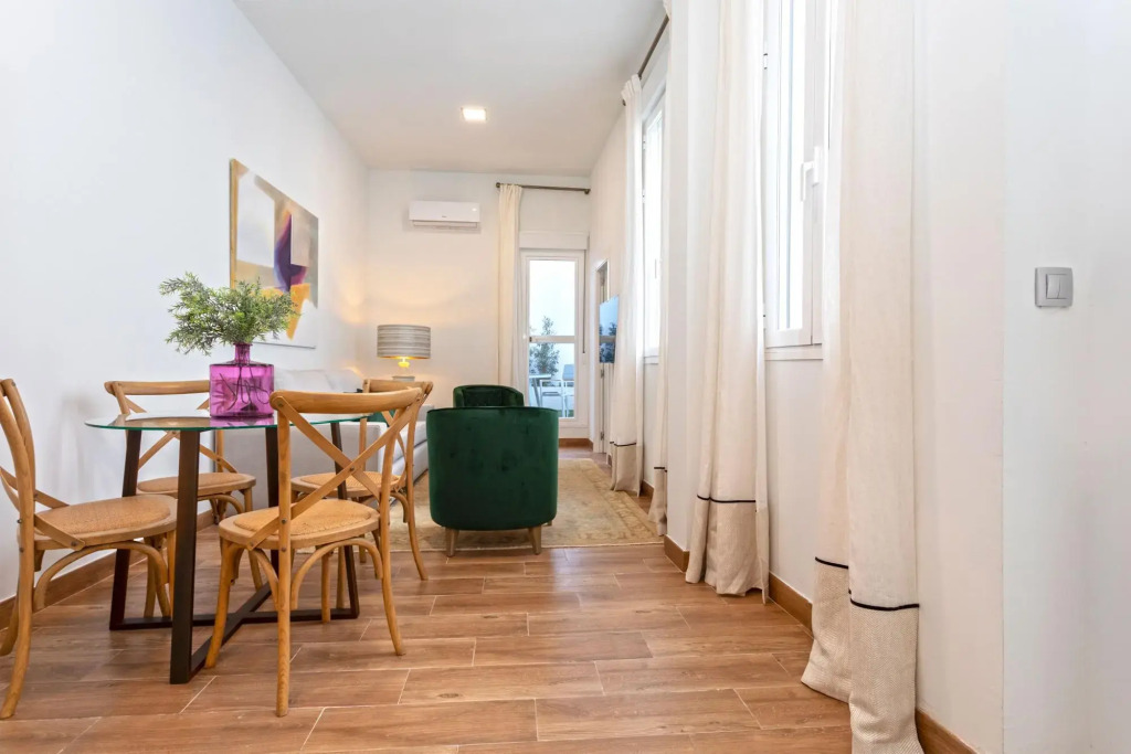 Modern apartment with terrace in the city center. Recaredo VIII