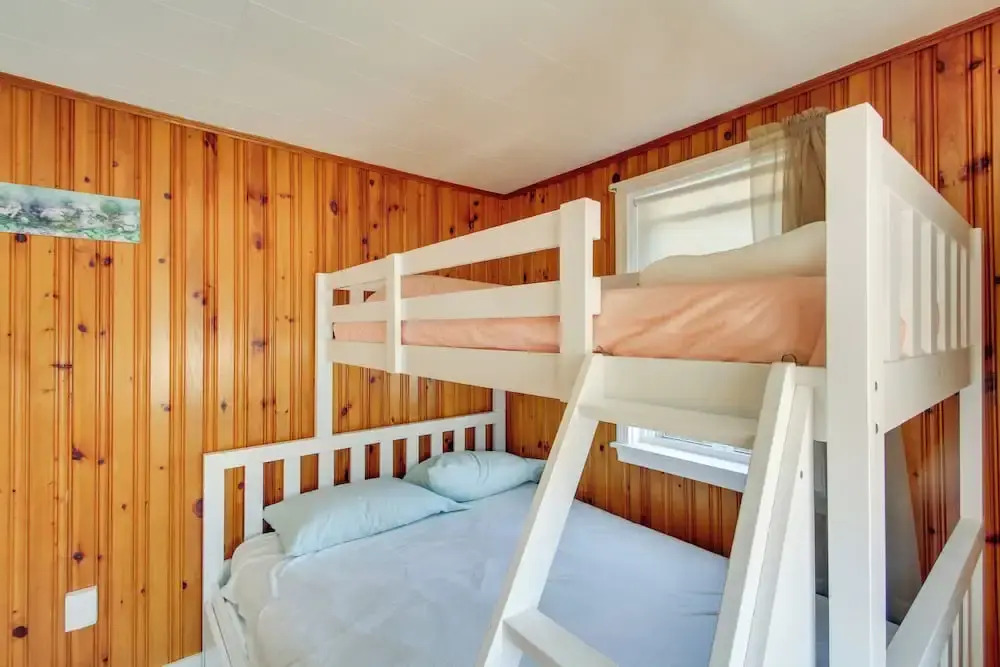 Cozy Hampton Cottage - Walk to Beaches & Marina!