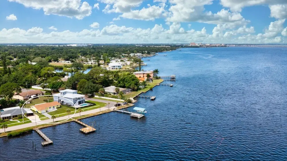 Sunshine On The River 3 Bedroom Waterfront Property 3 Home by Redawning