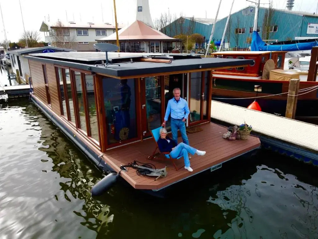 Houseboat - Sleeps 2 & Free Parking