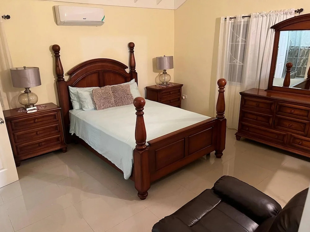Luxurious 3-bedroom House in Ocho Rios With Private Entrance