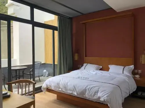 Siguniangshan Tea & Panda Hotel