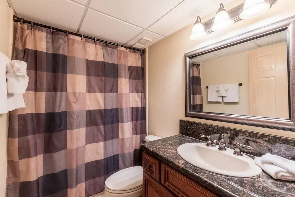 AquaVista East 301 - 3 Br condo by RedAwning