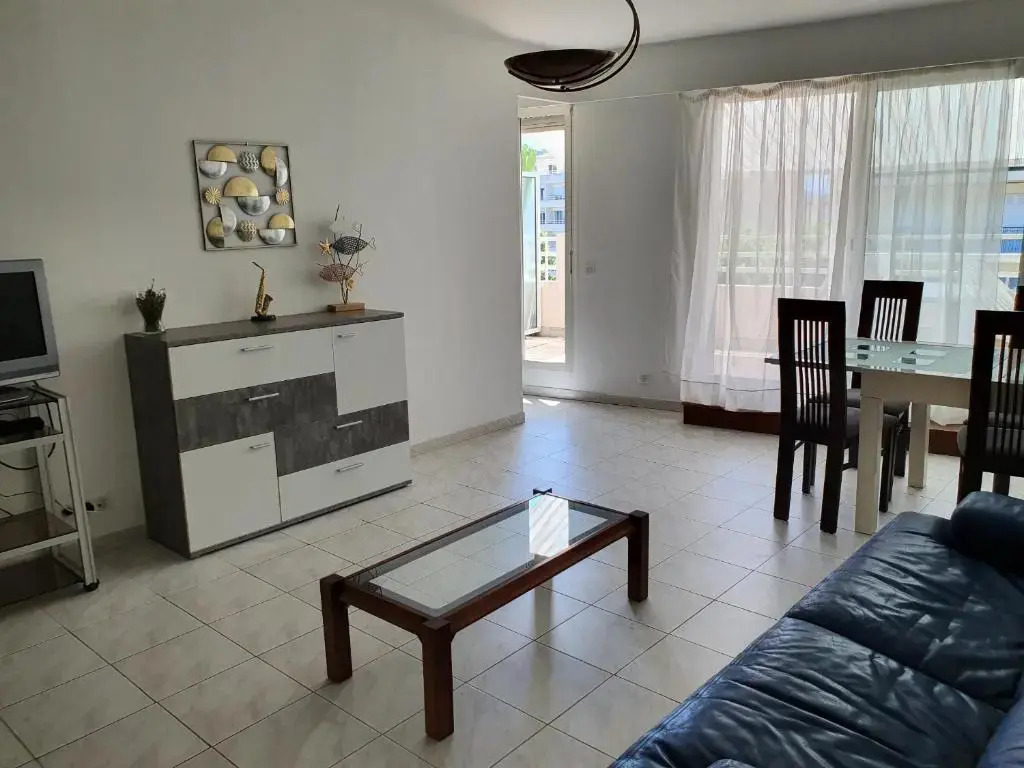 2 piece 53m2 avec terrasse 15M2 à 150metres de la plagede Juan les pins