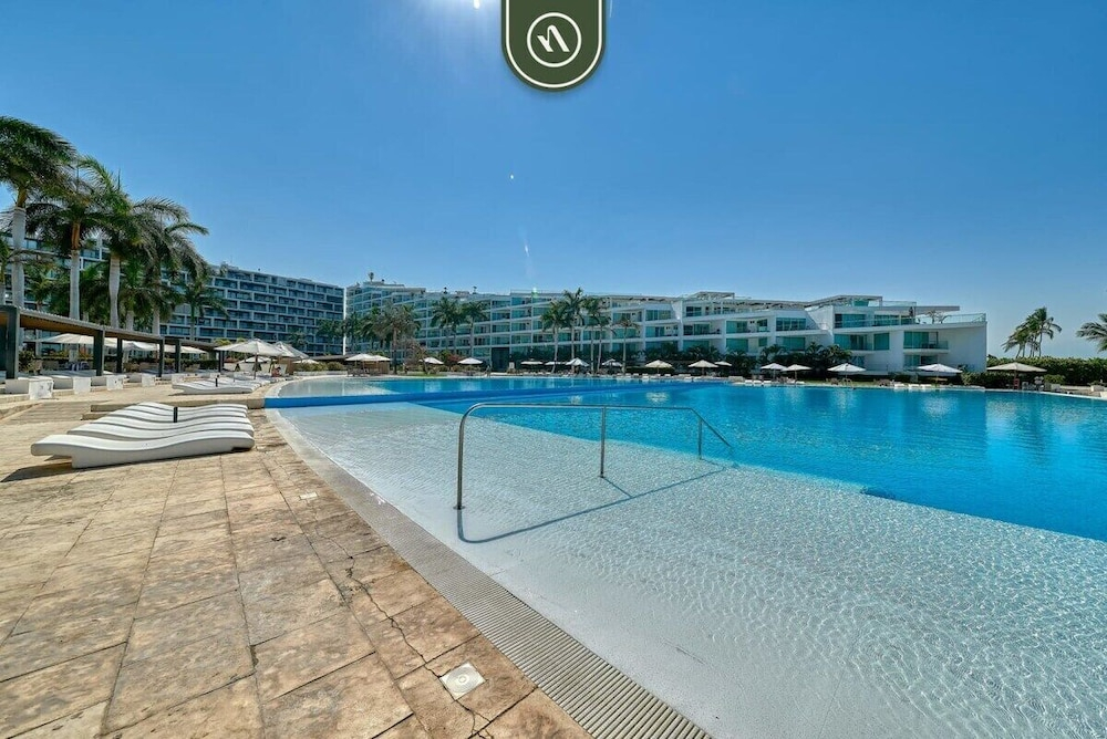 Oceanfront 2BR Condo -private Balcony - Beach