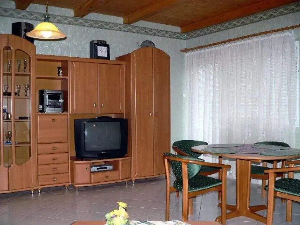 Pine Wood Apartment 8