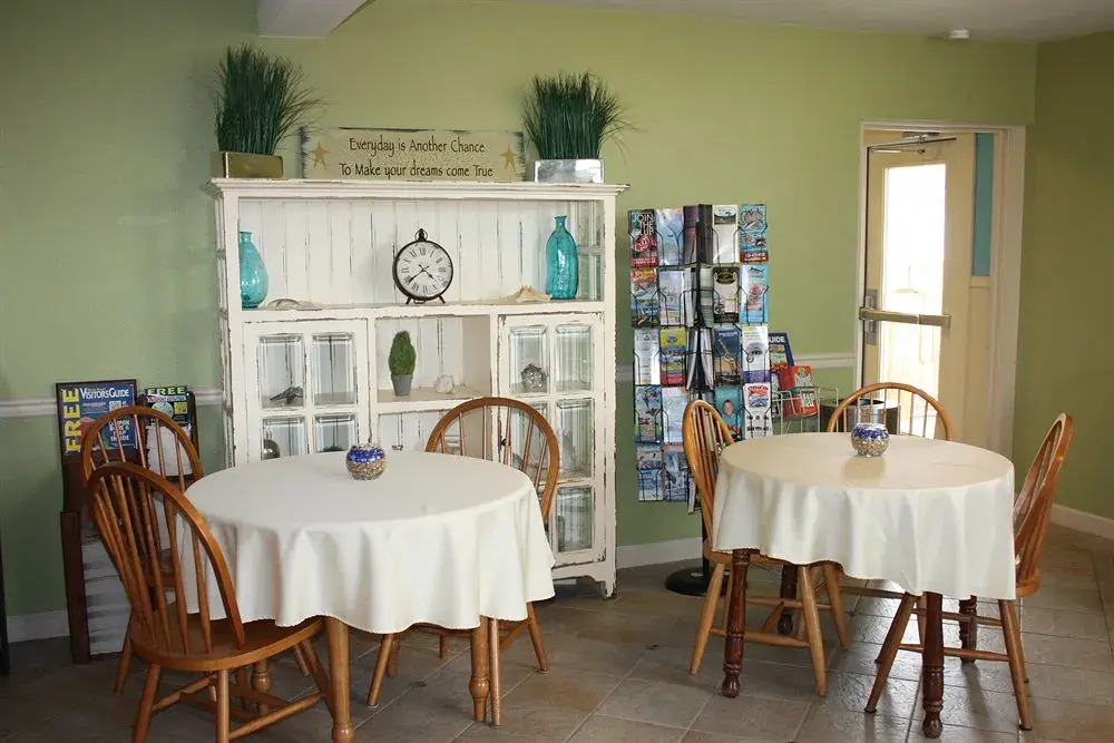 NEW 2026-Ocean Sands Beach Boutique Inn-24Hr Sauna and Salt-Mineral Pool-Free Beach Bikes and Famous Beach-Fresh Baked Cookies-Popcorn-In Room Bathrobes-Sunscreen-65 Inch TVsNetflix-Bedside Candy-Free Laundry- 4 Grand Black Beds-Call & Save-1-252-AHA-SAND