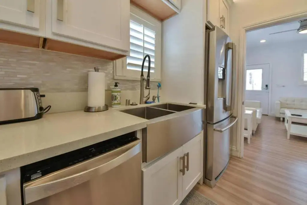 1000#5 Premier Modern Home w View, Parking, and AC