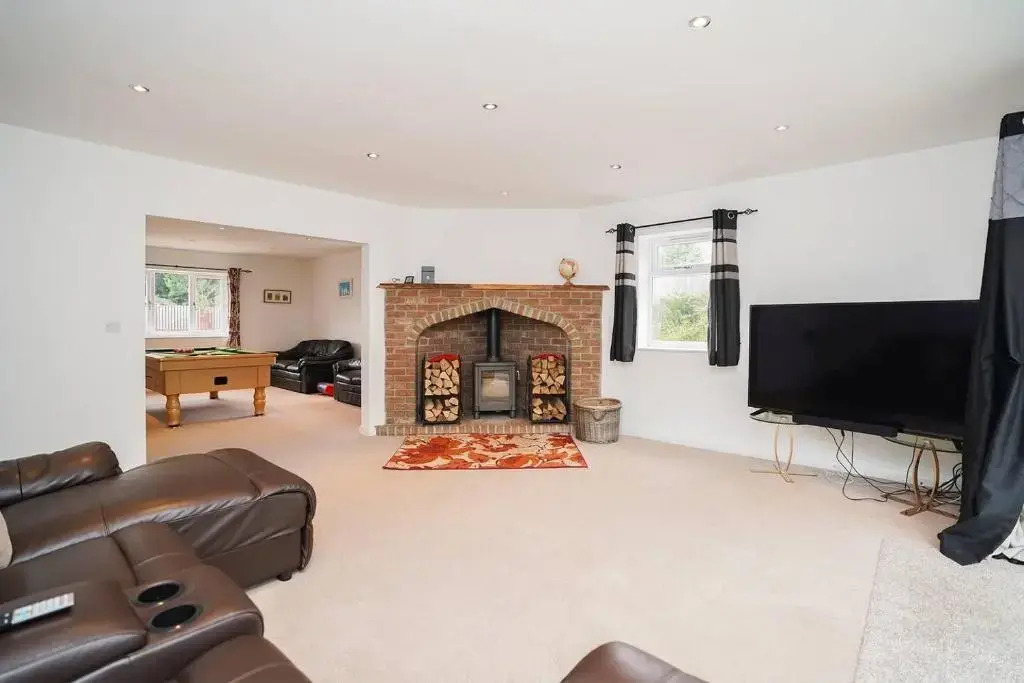 Five Acres house with hottub bbq pool table