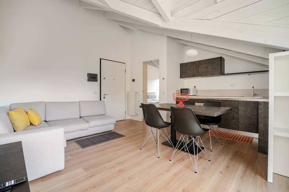 Modern Flat 2 Near the Swiss Border in Viggiù