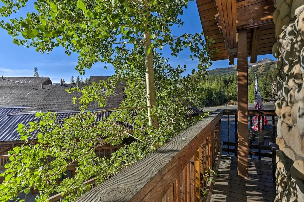 Spacious Breckenridge Condo: Walk to Ski Lifts!