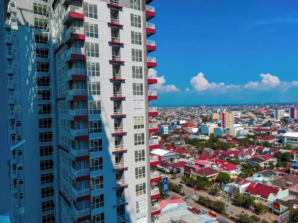 Luxurious 1BR at Vida View Makassar Apartment By Travelio