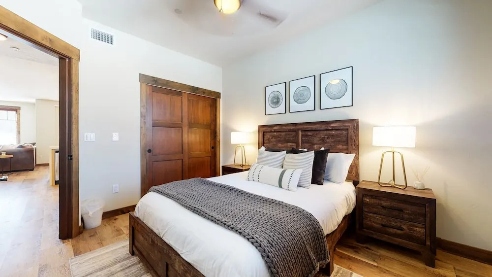Woodwinds 1265 Luxury Townhouse, Private Hot Tub, 2 Car Garage by RedAwning