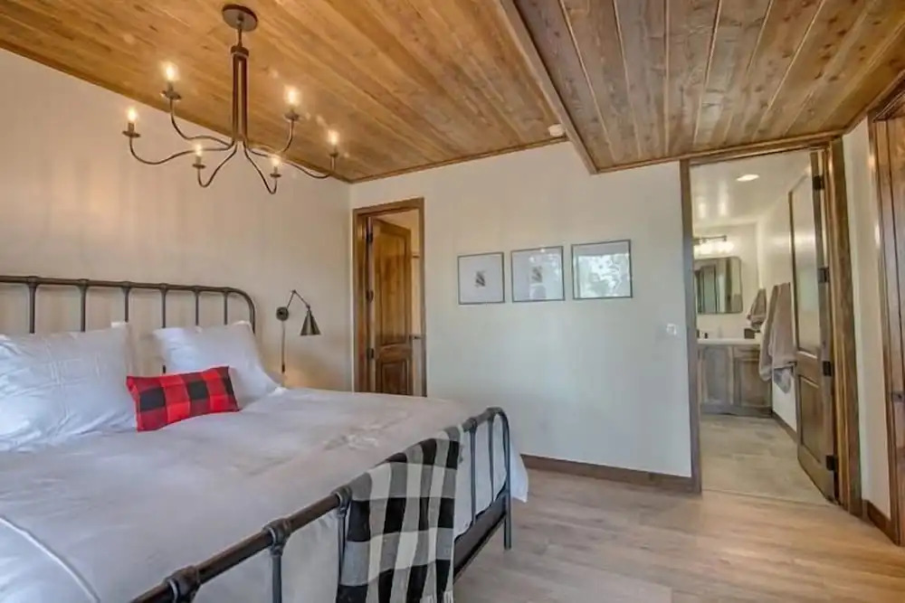 At Whispering Pines 4 Bedroom Home by RedAwning
