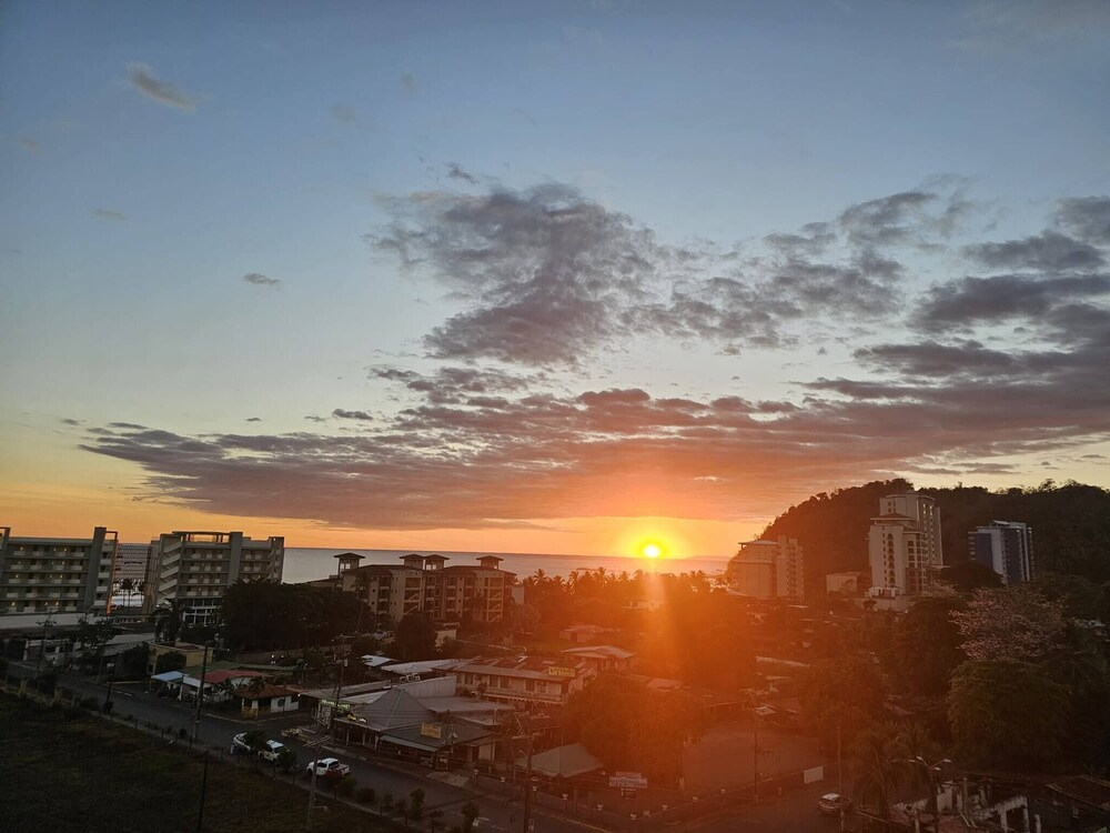 Stunning new Beachfront Condo 9th Floor Ocean View