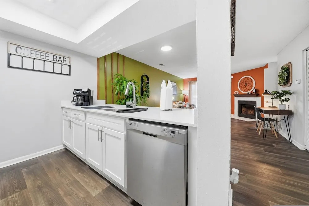 Modern 2BR 2BA w King Bed Pool Gym 10