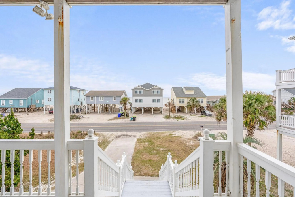 5 Buoys by Oak Island Accommodations