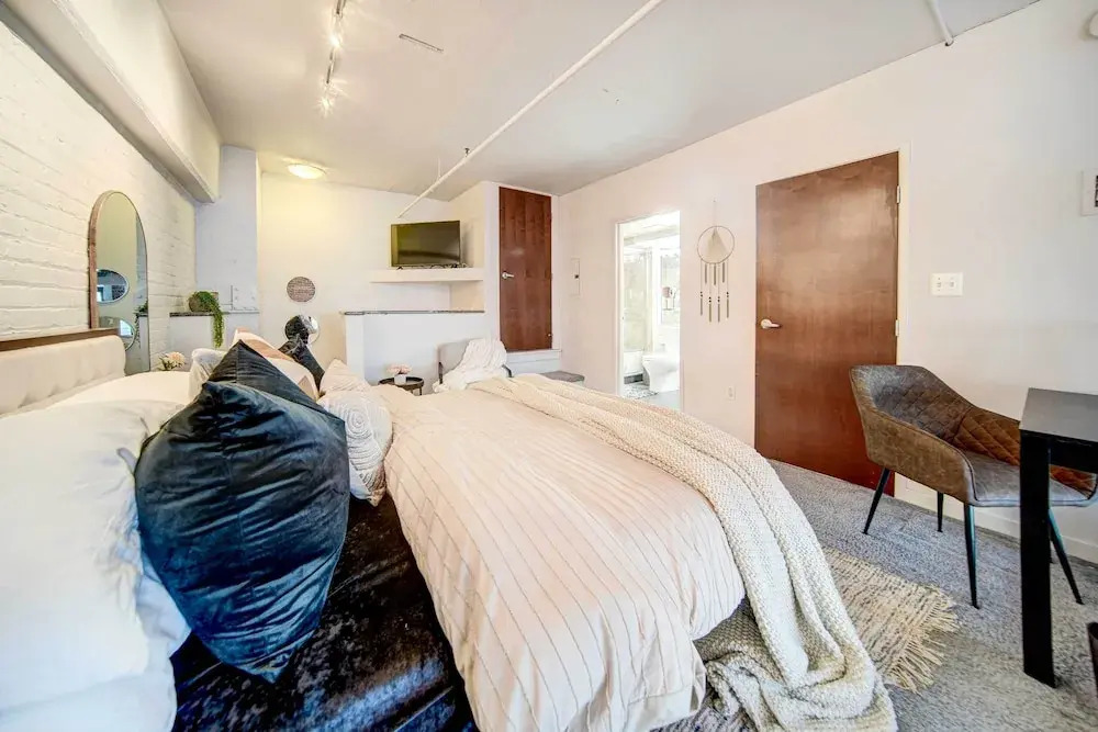 Waterfront Cleveland Apt ~ 1 Mi to Downtown
