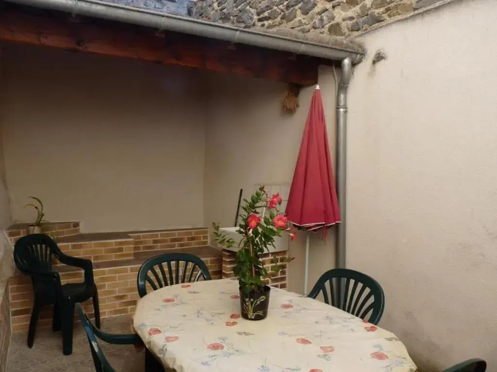 Maison en pierres rénovée avec patio à Ferrières-sur-Sichon - FR-1-489-191