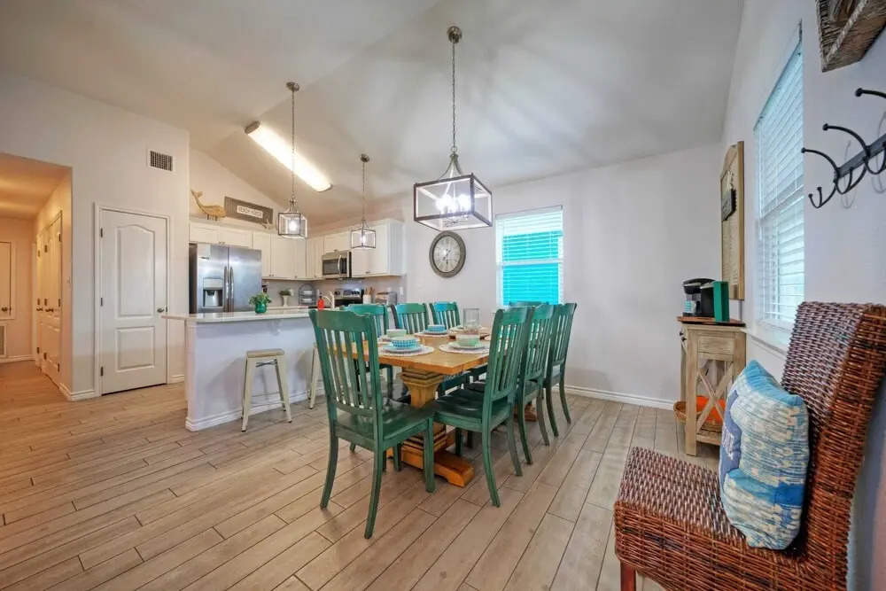 Purple Parrot by Avantstay Heated Pool, Beach Access & Central Port A Location