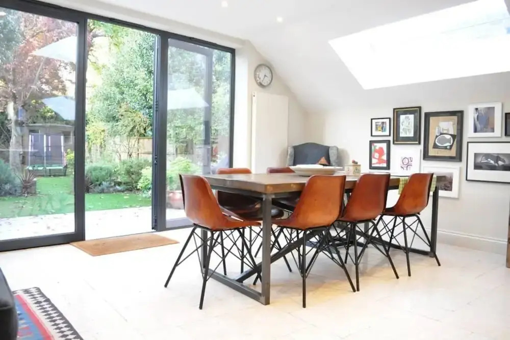 Spacious 2 Bedroom Property in Great Location