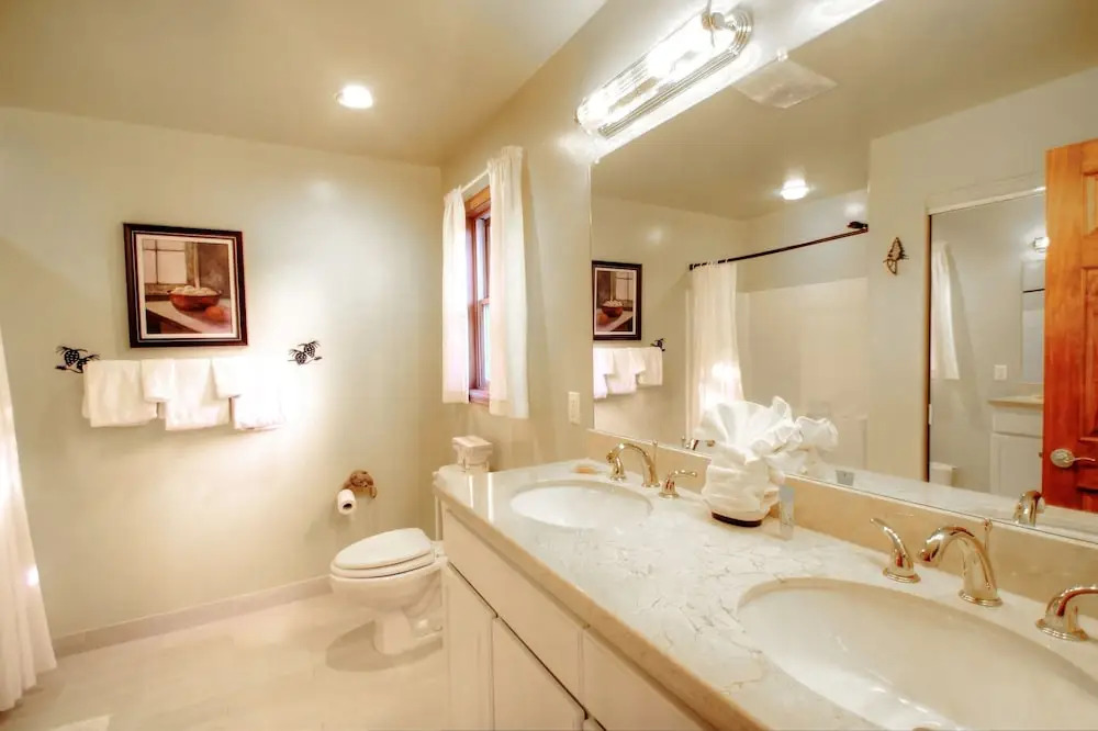 1717 Geneva Drive W - 4 Br Townhouse