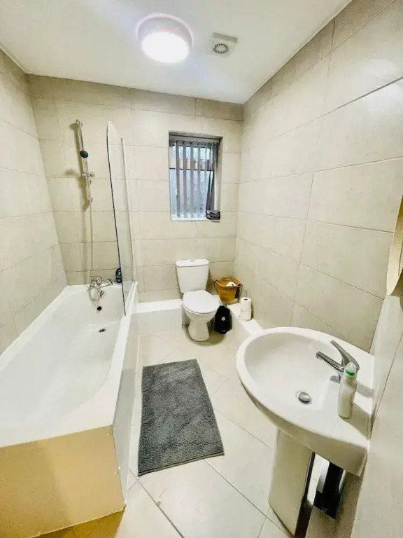 2 Bedroom House in Liverpool With Free Parking
