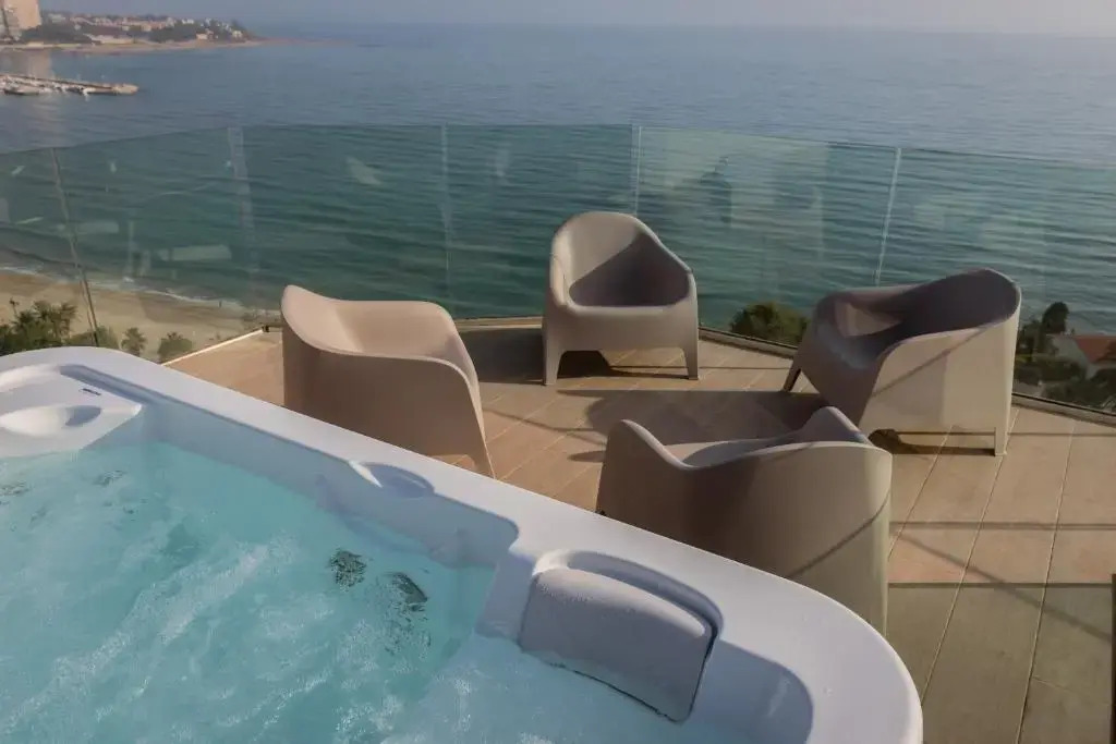 Stunning sea view hot tube posh BLUE SKY APARTMENT